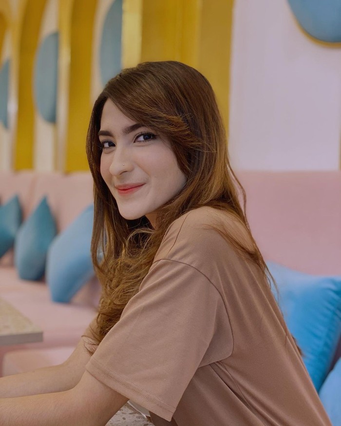 Shirin Safira Keseruan Shirin Safira saat Nongkrong dan Menikmati Kopi di Kafe