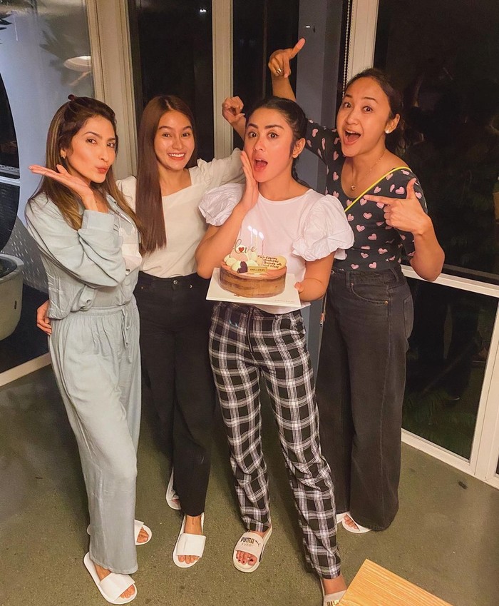 Shirin Safira Keseruan Shirin Safira saat Nongkrong dan Menikmati Kopi di Kafe