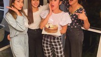 Berhubungan baik dengan Selvi Kitty, ini adalah momen Shirin Safira dan teman-temannya memberikan kejutan kue ulang tahun untuk Selvi. Foto: Instagram @shirinsafira