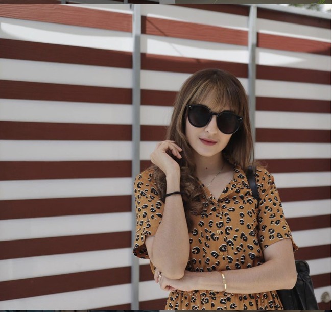 Belakangan ini nama aktris Shirin Safira disebut-sebut sebagai pelakor. Cerita berawal saat warga TikTok dihebohkan dengan postingan suami direbut pelakor. Pemilik akun Osama Argubi membuat video di mana dia cerita suami sang kakak direbut seorang aktris pemain sinetron ‘Azab’. Foto: Instagram/@shirinsafira