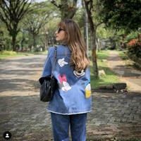 Terlepas dari rumor pelakor yang menyeret namanya, Shirin Safira dikenal memiliki paras cantik. Pesinetron berusia 27 tahun ini punya gaya khas rambut yang digerai dengan sedikit aksen bergelombang di bagian bawah. Foto: Instagram/@shirinsafira