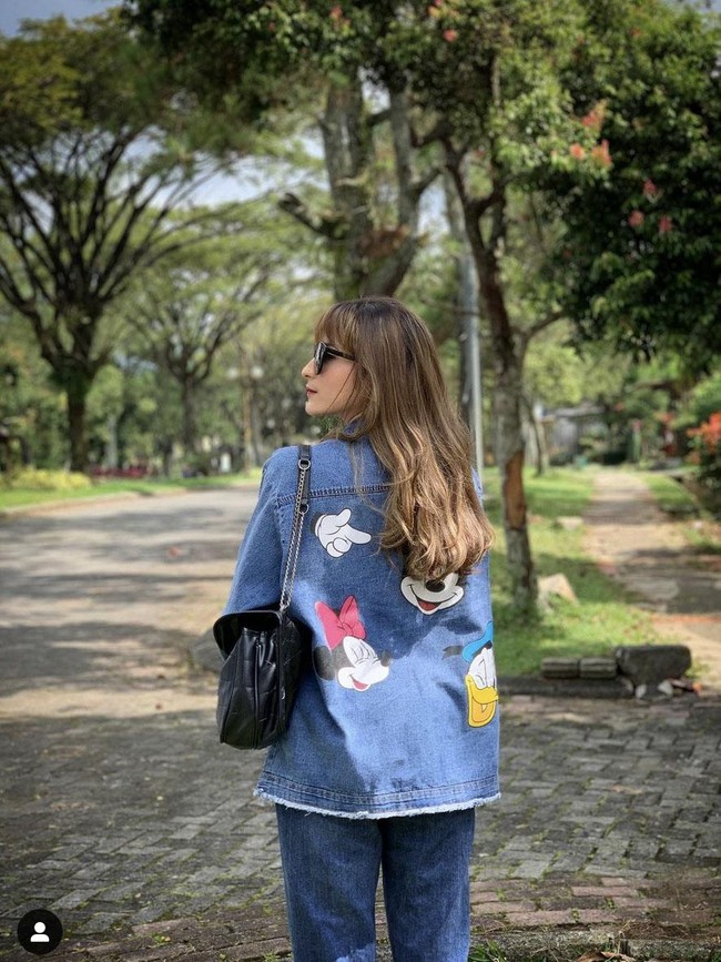 Terlepas dari rumor pelakor yang menyeret namanya, Shirin Safira dikenal memiliki paras cantik. Pesinetron berusia 27 tahun ini punya gaya khas rambut yang digerai dengan sedikit aksen bergelombang di bagian bawah. Foto: Instagram/@shirinsafira