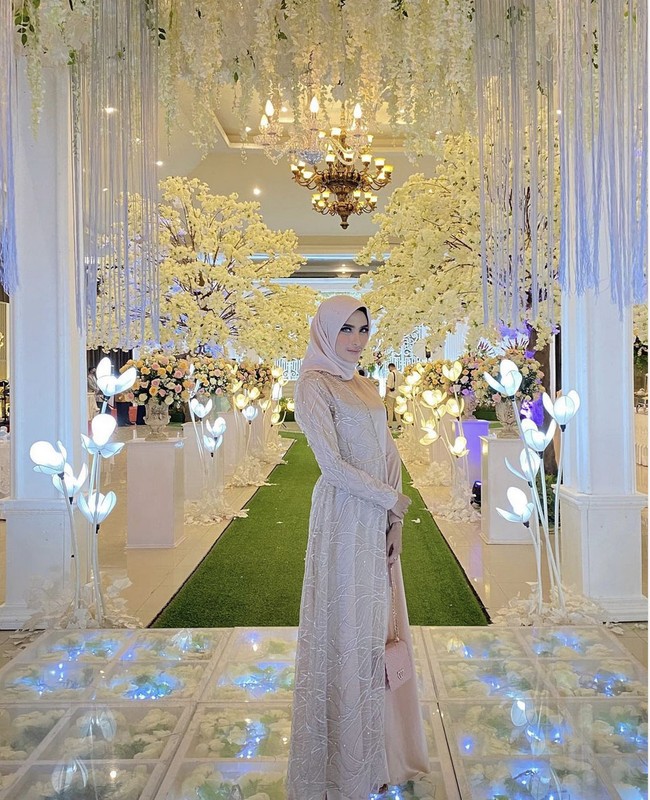 Shirin Safira juga beberapa kali tampil dalam balutan busana hijab. Ini salah satunya ketika dia hadir di sebuah pesta pernikahan, mengenakan gaun panjang berdetail bordir dan hijab warna dusty pink yang senada dengan pakaian. Foto: Instagram/@shirinsafira