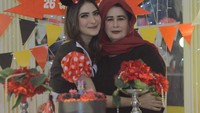 Shirin Safira juga dikenal sebagai sosok yang dekat dengan keluarga. Ini adalah temannya saat ulang tahun, dirayakan dengan kue cokelat bertema Minnie Mouse bersama sang ibu. Foto: Instagram @shirinsafira