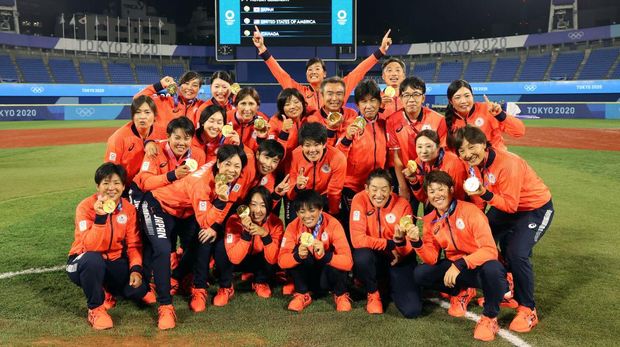 YOKOHAMA, JAPAN - JULY 27: Team Japan poses for a team photo with their gold medals after defeating Team United States 2-0 in the Softball Gold Medal Game between Team Japan and Team United States on day four of the Tokyo 2020 Olympic Games at Yokohama Baseball Stadium on July 27, 2021 in Yokohama, Kanagawa, Japan. (Photo by Yuichi Masuda/Getty Images)