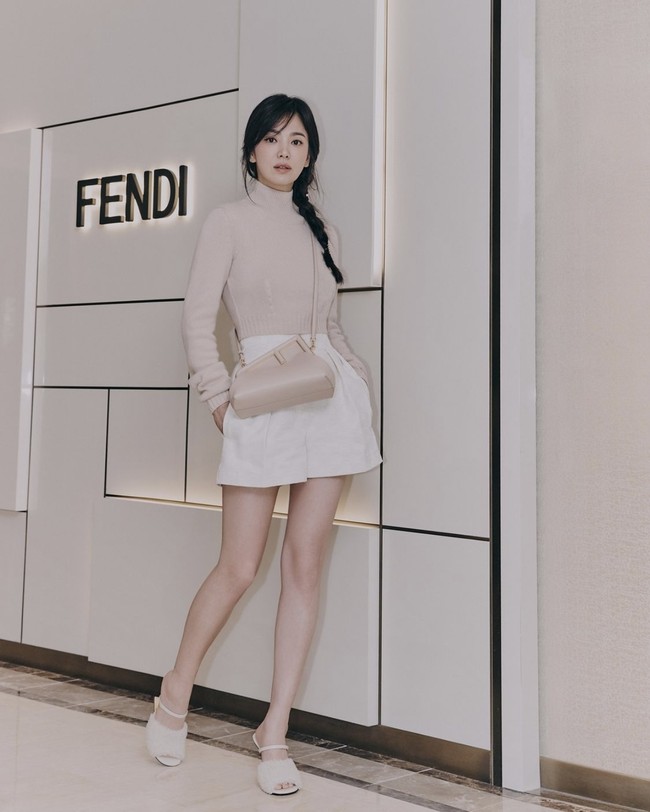 Song Hye Kyo akan kembali membintangi drama Korea dalam waktu dekat. Ia dipasangkan dengan aktor tampan yang tengah naik daun, Jang Ki Yong dalam drama Korea Now We Are Breaking Up. Foto: dok Instagram harpersbazaarkorea