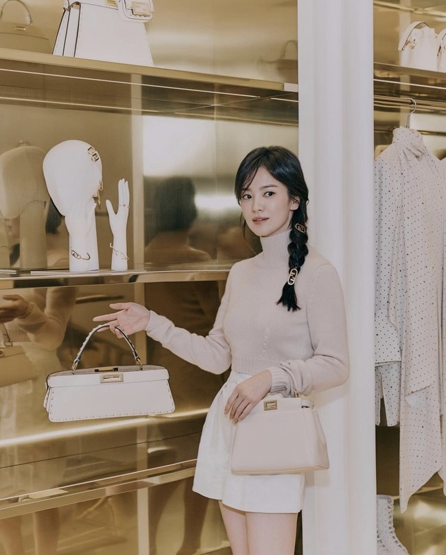 Selebritas Indonesia turut mengomentari foto Song Hye Kyo. Sandra Dewi mengunggah ulang postingannya di Instagram Story dengan caption, “Kalo semua mau jadi JLo, aku mau kayak mbak Hye Kyo aja 🤣”Foto: dok Instagram kyo1122