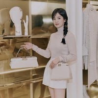 Selebritas Indonesia turut mengomentari foto Song Hye Kyo. Sandra Dewi mengunggah ulang postingannya di Instagram Story dengan caption, “Kalo semua mau jadi JLo, aku mau kayak mbak Hye Kyo aja 🤣”Foto: dok Instagram kyo1122