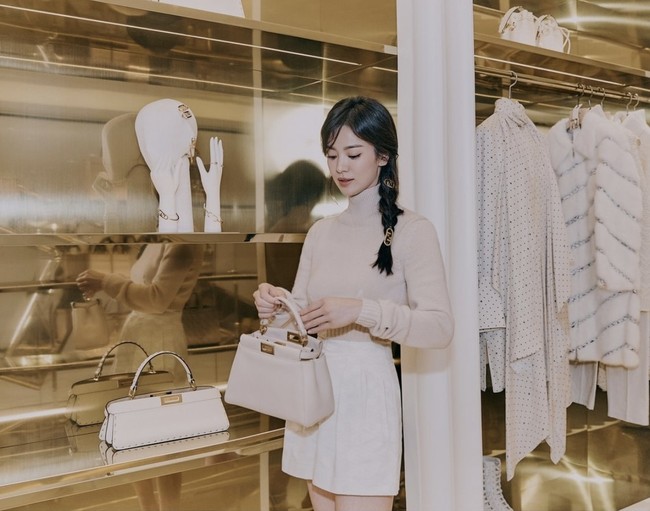 Song Hye Kyo menampilkan pesonanya yang elegan sebagai brand ambassador Fendi Korea. Ia memegang koleksi tas ‘The Fendi First Bag’ dalam sejumlah foto.  Foto: dok Instagram harpersbazaarkorea