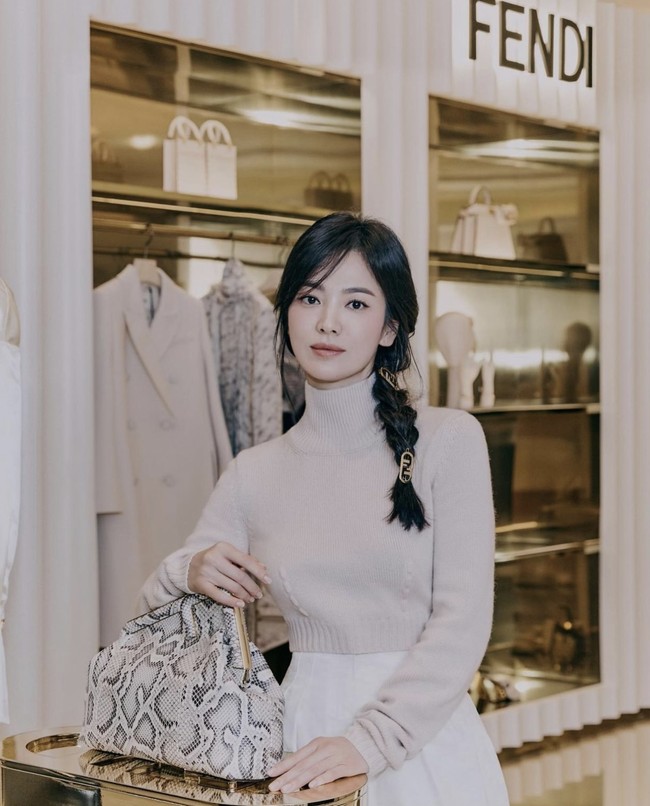 Bayaran tersebut tentu setimpal dengan jumlah pengikut Song Hye Kyo. Bintang drama Korea Descendants of the Sun itu telah diikuti lebih dari 11,7 juta akun Instagram.  Foto: dok Instagram kyo1122