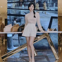 Song Hye Kyo juga mengunggah beberapa fotonya di akun Instagram. Mantan istri Song Joong Ki itu bikin salah fokus karena terlihat jenjang dengan tinggi badan 161 cm. Foto: dok Instagram kyo1122