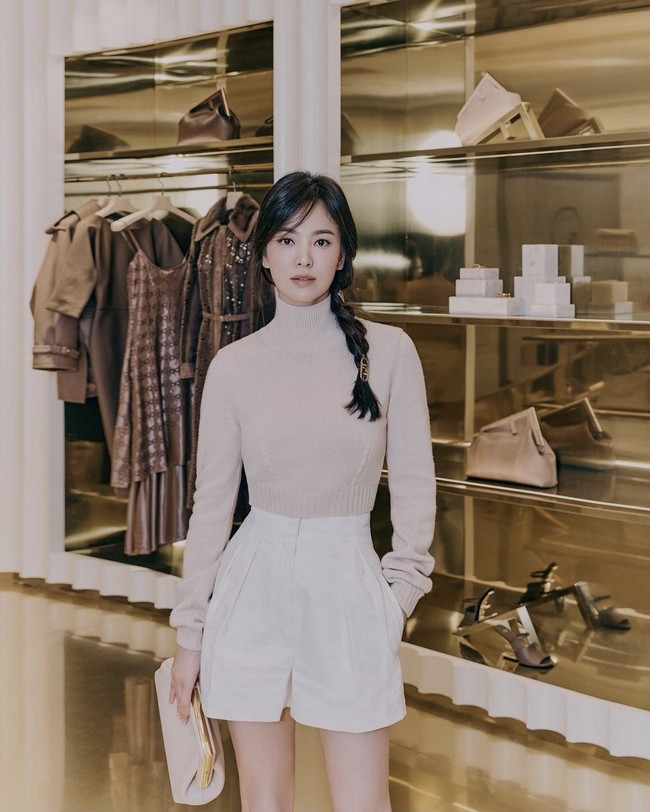 Harper’s Bazaar Korea baru-baru ini merilis foto cantik Song Hye Kyo di akun Instagram. Sang aktris mendatangi pop-up store Fendi Korea yang dihelat untuk memamerkan koleksi  ‘2021 FW Women’s Collection’. Foto: dok Instagram kyo1122