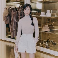 Harper’s Bazaar Korea baru-baru ini merilis foto cantik Song Hye Kyo di akun Instagram. Sang aktris mendatangi pop-up store Fendi Korea yang dihelat untuk memamerkan koleksi  ‘2021 FW Women’s Collection’. Foto: dok Instagram kyo1122