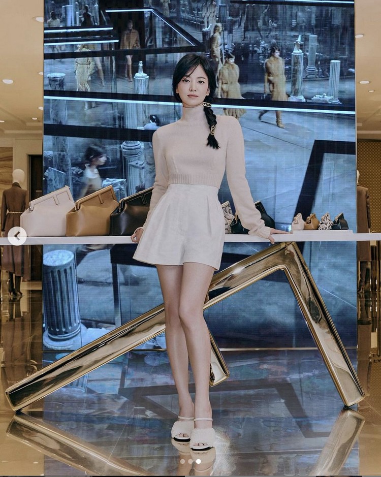 Song Hye Kyo di Butik Fendi Song Hye Kyo di Butik Fendi