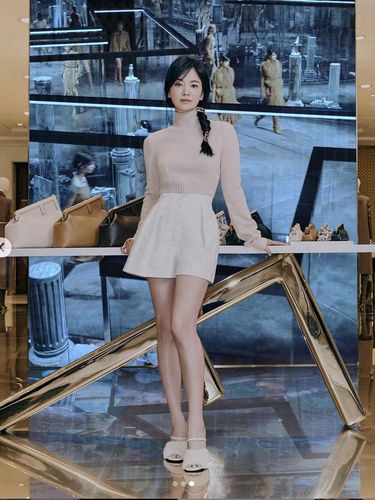 Song Hye Kyo di Butik Fendi