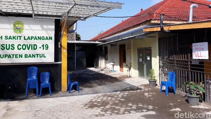 Suasana di Rumah Sakit Lapangan Khusus COVID-19 (RSLKC) di Kalurahan Sidomulyo, Kapanewon Bambanglipuro, Kabupaten Bantul yang penuh.