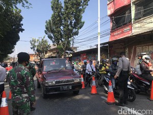 Penyekatan PPKM di Lenteng Agung, Antrean Kendaraan Mengular