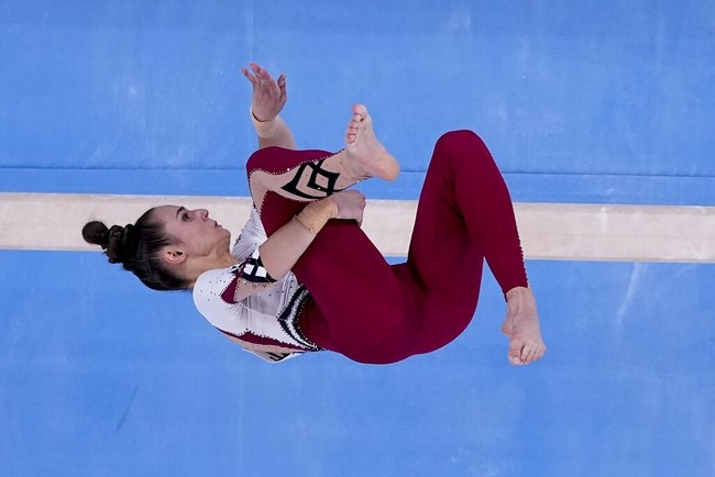 Setelah didiskusikan bersama, keempatnya setuju untuk mengenakan unitard yang lebih tertutup di bagian kaki dan lengan. Ingin membangkitkan rasa nyaman dan percaya diri, mereka pun memilih untuk meninggalkan kostum mini. Foto: AP/Morry Gash