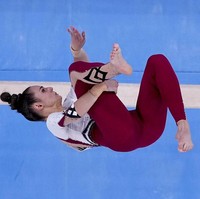 Setelah didiskusikan bersama, keempatnya setuju untuk mengenakan unitard yang lebih tertutup di bagian kaki dan lengan. Ingin membangkitkan rasa nyaman dan percaya diri, mereka pun memilih untuk meninggalkan kostum mini. Foto: AP/Morry Gash