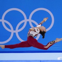 Timnas gimnastik Jerman yang terdiri dari Sarah Voss, Elisabeth Seitz, Kim Bui, dan Pauline Schaefer melakukan gebrakan saat berlaga di Olimpiade 2020. Mereka memutuskan tampil beda dan meninggalkan aturan tradisional. Jika biasanya para atlet senam mengenakan leotard serupa bikini, mereka justru tampil dengan unitard yang lebih tertutup. Foto: AP/Morry Gash