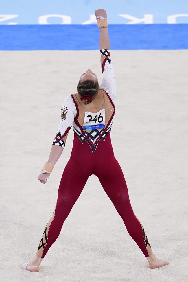 Hal itu dilakukan bukan karena ingin terlihat lebih stylish atau mencuri perhatian, timnas senam Jerman memang sengaja ingin mengutamakan kenyamanan dan melawan seksualisasi wanita dalam olahraga senam. Foto: AP/Morry Gash