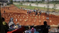 Warga sekitar TPU tersebut diberdayakan menjadi petugas makam.