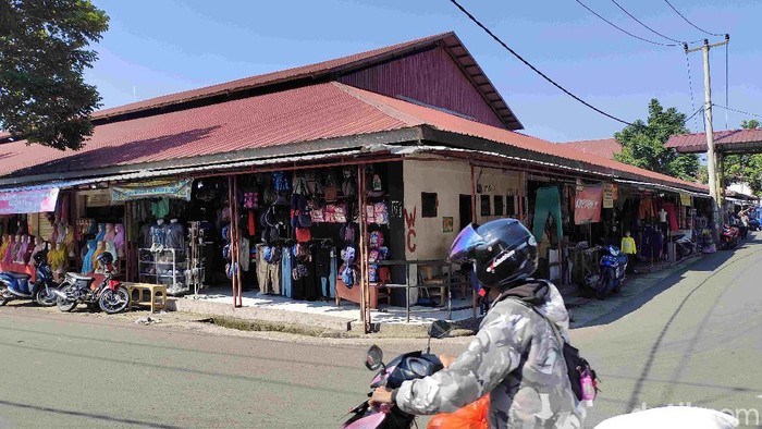 Tutup Selama PPKM Darurat, Pertokoan-Pasar Sandang Cianjur Kembali Buka Pusat pertokoan hingga kios sandang di pasar tradisional Kabupaten Cianjur kembali buka setelah Kota Santri masuk dalam PPKM level 3 dan diberikan kelonggaran.