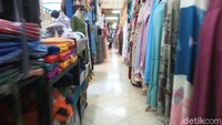 Rendi Vernando, pemilik toko baju di Pasar Induk, mengaku omsetnya turun drastis, dari yang semula Rp 3 juta per hari, kini hanya Rp 800 ribu per hari.