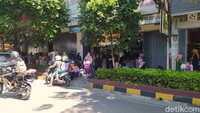 Menurutnya untuk pasar tradisional, swalayan dan jelinting yang menjual kebutuhan sehari-hari diperbolehkan bukan hingga pukul 20.00 WIB dengan kapasitas pengunjung maksimal 50 persen. 