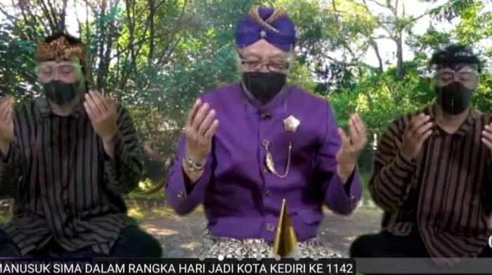 Kota Kediri menggelar upacara Manusuk Sima secara virtual. Itu merupakan tradisi peringatan Hari Jadi Kota Kediri dengan membaca prasasti Kwak ke-1142.