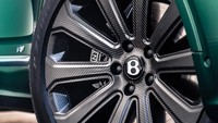 Sejatinya penggunaan velg dari serat carbon ini juga digunakan pada merek lain seperti Mustang pada Shelby GT500-nya ataupun Ferrari pada SF90 Stradale. Namun belum pernah menyentuh ukuran 22 inch. Bentley menyebut ini velg carbon terbesar saat ini.Foto: Bentley