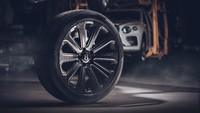 Velg mobil ibarat sepatu bagi mobil, jika pelek ukuran tidak pas maka akan mengganggu kenyamanan saat berjalan. Apalagi jika velg mobilnya untuk SUV bertenaga, Bentley Bentayga. Foto: Bentley