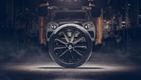 Bentley menyebut velg berukuran 22 inch merupakan velg carbon terbesar di dunia, keuntungannya bisa memangkas bobot hingga 6 kilogram untuk satu roda. Velg karbon baru ini telah mengikuti standar TÜV (Technischer berwachungsverei - Technical Inspection Association) yang sangat ketat, dan merupakan velg carbon pertama yang diproduksi untuk lulus semua tes TUV. Foto: Bentley
