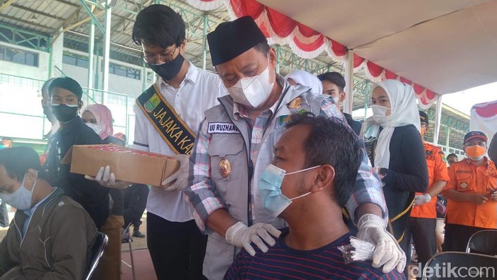 Wagub Jabar Uu Ruzhanul Ulum meninjau pelaksanaan vaksinasi di Karawang.