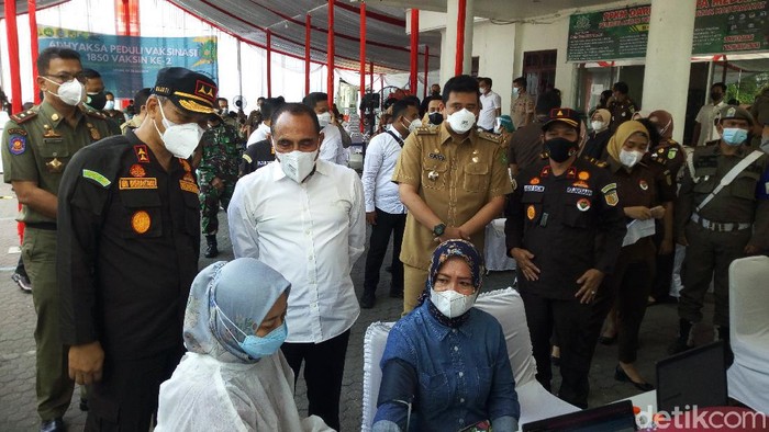 Walkot Medan Bobby Nasution bersama Gubsu Edy Rahmayadi saat meninjau vaksinasi di Kejatisu (Datuk Haris/detikcom)