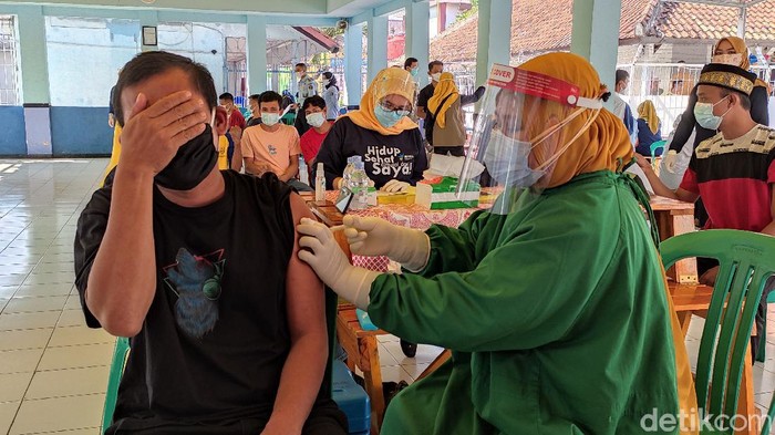 Warga binaan di rutan Pandeglang jalani vaksinasi COVID-19.