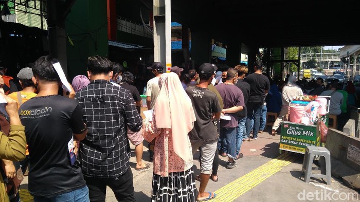 Warga dan pedagang Pasar Tanah Abang antre untuk divaksin Corona