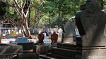 Miris, Ada Warga di Cirebon Hidup Berdampingan dengan Makam