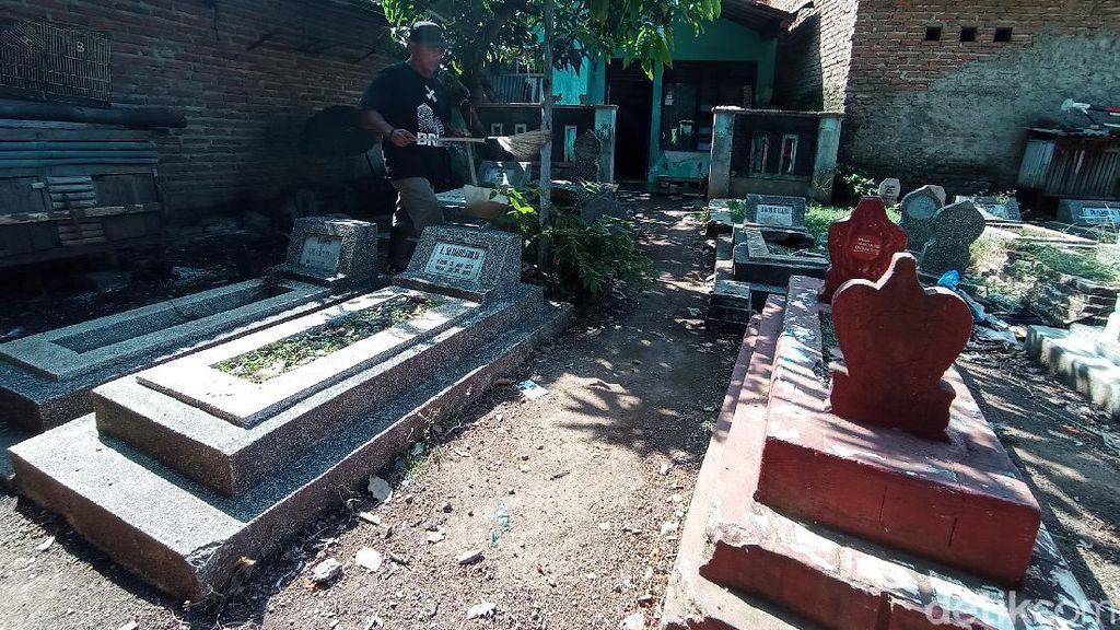 Miris, Ada Warga di Cirebon Hidup Berdampingan dengan Makam