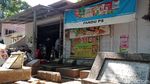 Miris, Ada Warga di Cirebon Hidup Berdampingan dengan Makam