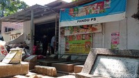 Ada juga toko pakan ternak yang dikelilingi makam. 