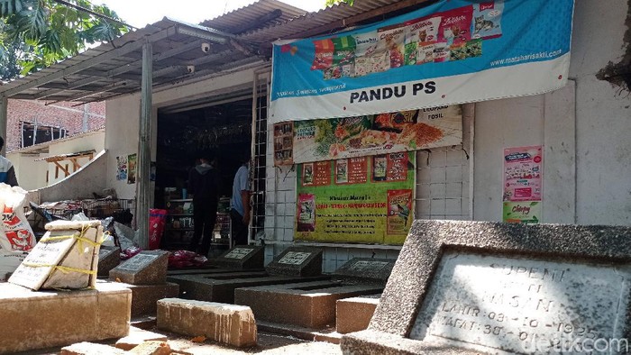 Warga Kampung Katiasa Cirebon Ini Hidup Berdampingan dengan Makam Kompleks pemakaman identik dengan kesan menyeramkan atau horor. Salah satu perkampungan di Kota Cirebon, Jawa Barat, warganya hidup berdampingan dengan makam.