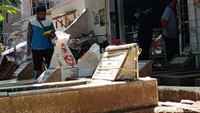 Rumah-rumah warga di kampung itu berdampingan dengan makam. 