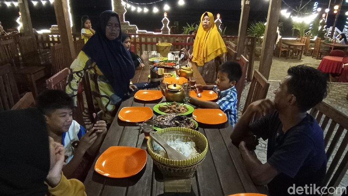 Wisatawan Menikmati Sajian di Pangandaran