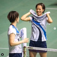 Ganda putri Jepang, Yuki Fukushima/Sayaka Hirota sebelumnya telah sukses membawa pulang gelar juara dari ajang Denmark Open 2020 BWF World Tour Super 750 usai melawan rekan senegaranya, Mayu Matsumoto/Wakana Nagahara. Fukushima/Hirota menang dengan perolehan 21-10, 16-21, dan 21-18. Foto: Instagram/@bluvic01