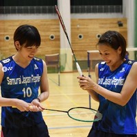 Penampilan pasangan Yuki Fukushima, Sayaka Hirota sendiri sempat mencuri atensi karena terlihat bermain meski tengah mengalami cedera lutut. Kabarnya Sayaka Hirota mengalami ACL injury di pelatnas bulan lalu yang membuatnya harus menggunakan alat penyangga (knee brace) di lututnya. Foto: Instagram/@bluvic01