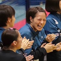 Sebelum melawan wakil Indonesia, Yuki Fukushima dan Sayaka Hirota berpasangan melawan wakil Inggris, Chloe Birch/Lauren Smith pada Sabtu (24/7/2021). Yuki/Sayaka berhasil unggul dengan perolehan 21-13 dan 21-14. Foto: Instagram/@bluvic01