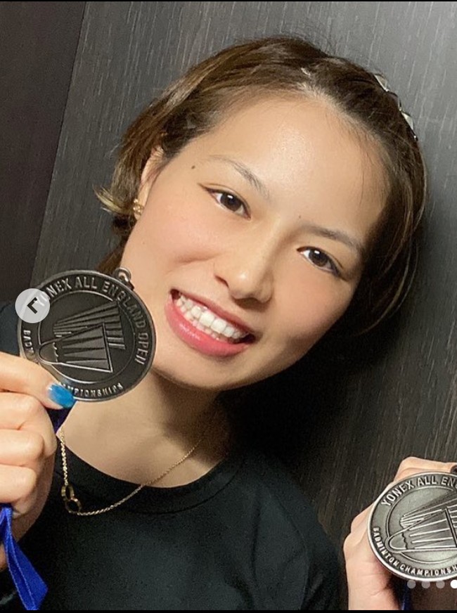 Yuki Fukushima sendiri sempat terlibat skandal dengan Kento Momota, tunggal putra nomor 1 Jepang. Melalui rekaman CCTV yang sempat beredar, Yuki kedapatan keluar dari kamar Momota pada pagi hari. Diduga bahwa keduanya telah menghabiskan malam bersama. Foto: Instagram/@bluvic01