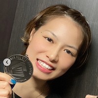 Yuki Fukushima sendiri sempat terlibat skandal dengan Kento Momota, tunggal putra nomor 1 Jepang. Melalui rekaman CCTV yang sempat beredar, Yuki kedapatan keluar dari kamar Momota pada pagi hari. Diduga bahwa keduanya telah menghabiskan malam bersama. Foto: Instagram/@bluvic01