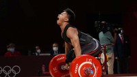 Atlet angkat besi Indonesia, Rahmat Erwin Abdullah, berhasil menjadi lifter terbaik Grup B kelas 73 kg putra Olimpiade Tokyo 2020. Rahmat Erwin sukses melakukan total angkatan 342 kg. AP Photo/Luca Bruno.